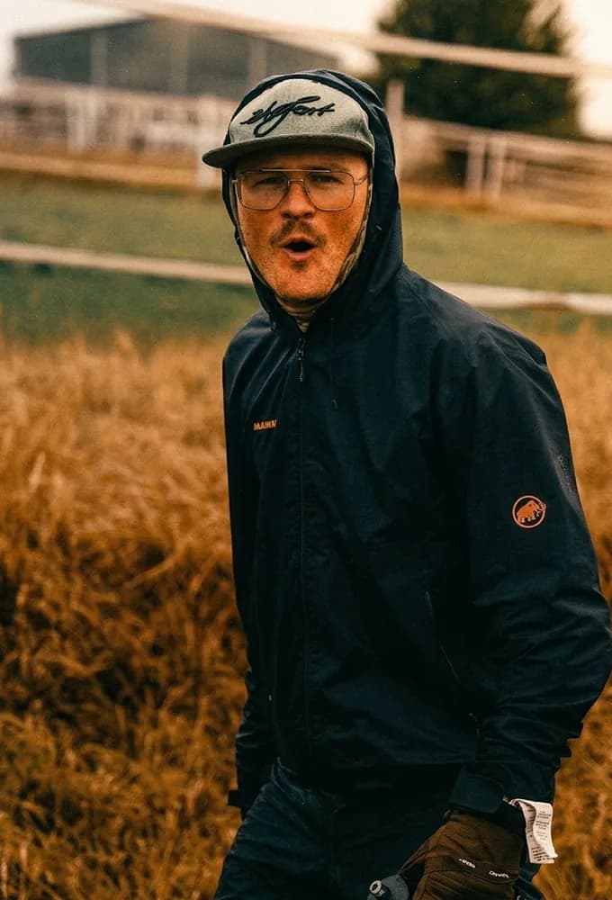 Pierre Biege lacht in die Kamera, im Hintergrund ein Feld